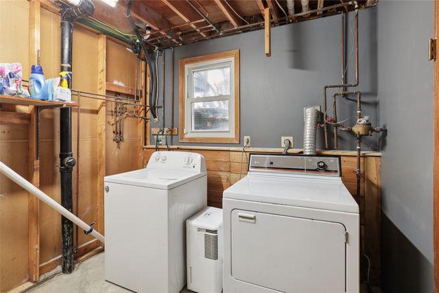 1008 N 8th Avenue E, Newton, IA 50208