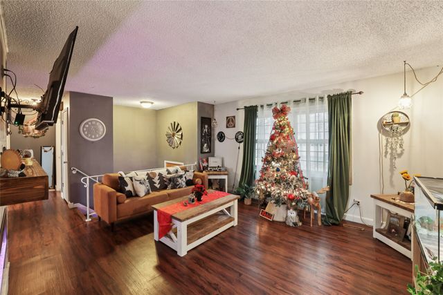 1008 N 8th Avenue E, Newton, IA 50208