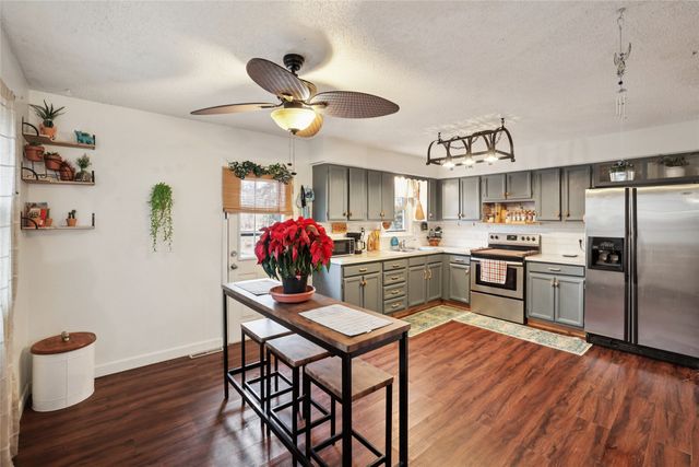 1008 N 8th Avenue E, Newton, IA 50208