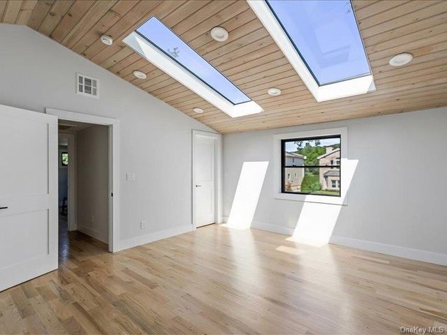 6 Slocum Avenue, Port Washington, NY 11050