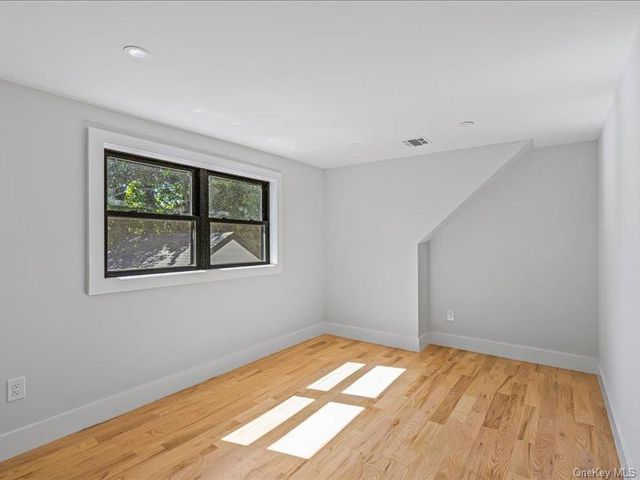 6 Slocum Avenue, Port Washington, NY 11050
