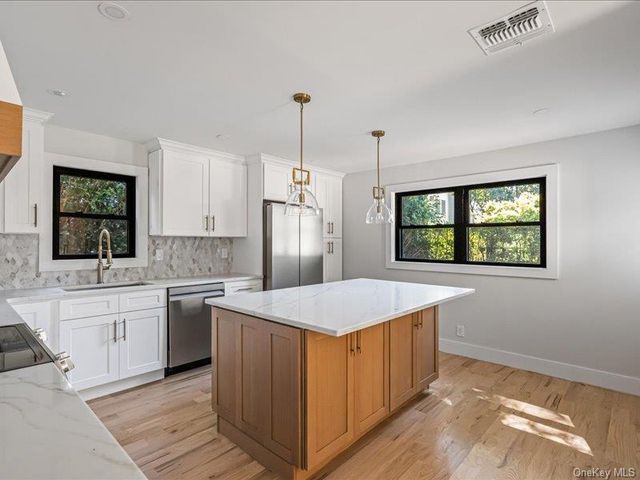 6 Slocum Avenue, Port Washington, NY 11050