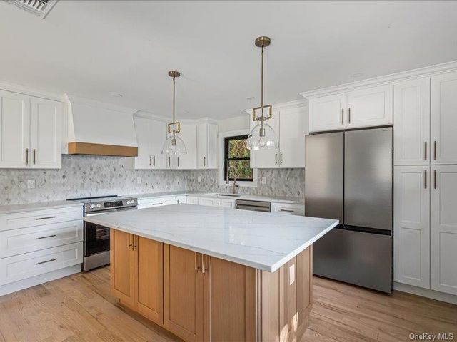 6 Slocum Avenue, Port Washington, NY 11050
