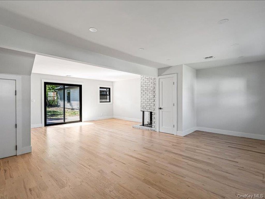 6 Slocum Avenue, Port Washington, NY 11050 — photo 3