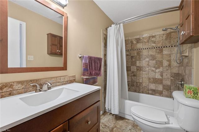 4048 Barkleaf DR, Virginia Beach, VA 23462