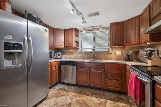 4048 Barkleaf DR, Virginia Beach, VA 23462