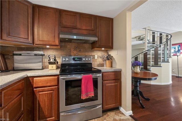 4048 Barkleaf DR, Virginia Beach, VA 23462