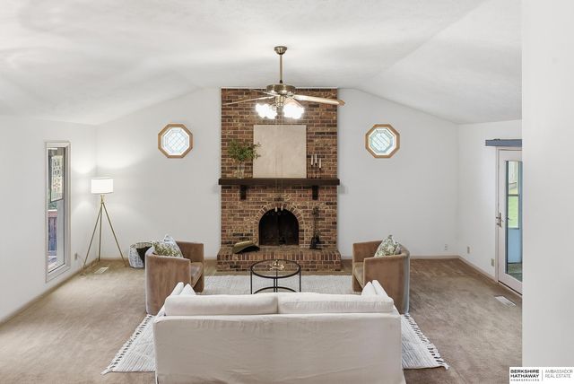 9929 P Circle, Omaha, NE 68127