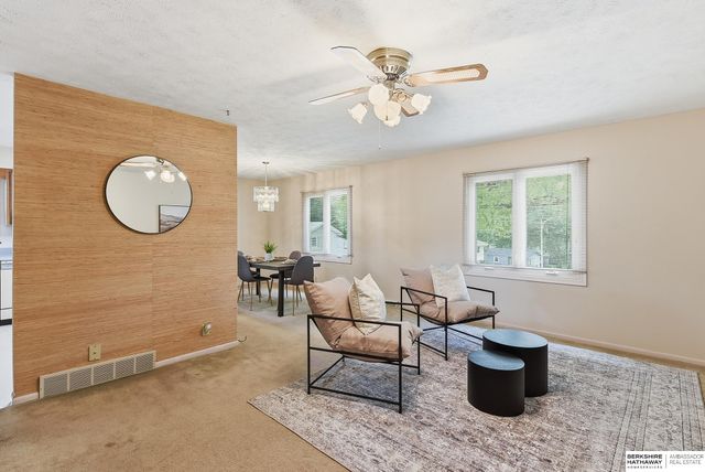 9929 P Circle, Omaha, NE 68127
