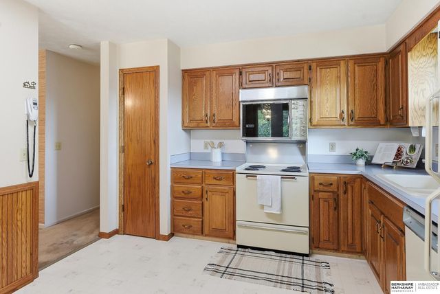 9929 P Circle, Omaha, NE 68127