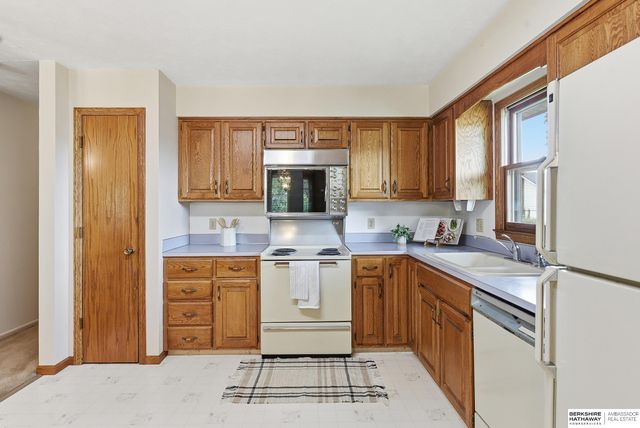 9929 P Circle, Omaha, NE 68127