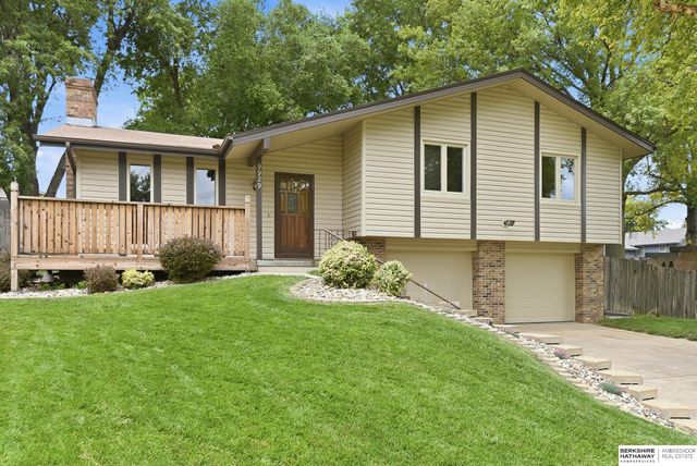 9929 P Circle, Omaha, NE 68127