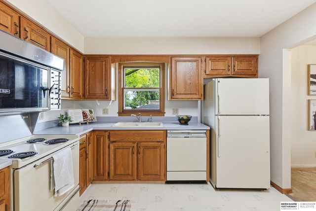 9929 P Circle, Omaha, NE 68127