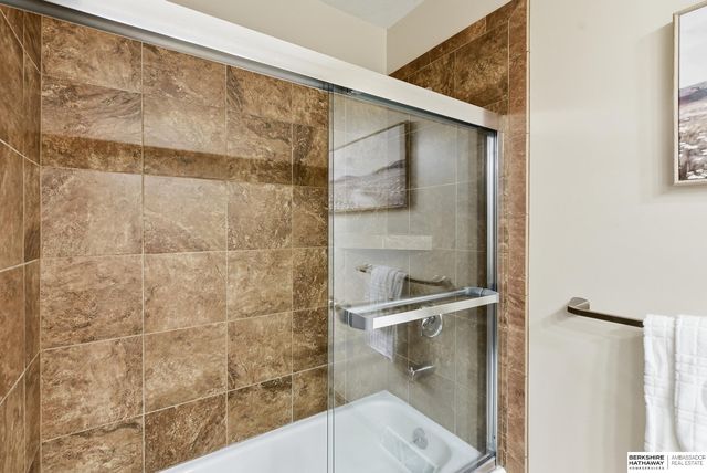 9929 P Circle, Omaha, NE 68127