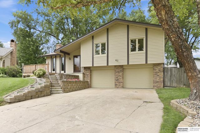 9929 P Circle, Omaha, NE 68127