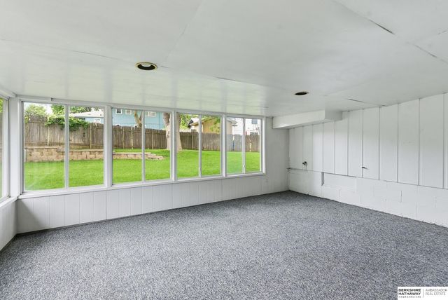 9929 P Circle, Omaha, NE 68127