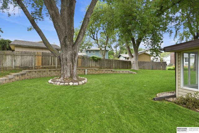 9929 P Circle, Omaha, NE 68127