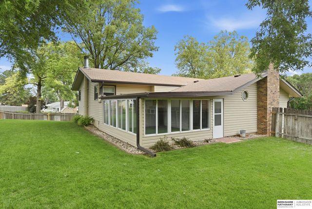 9929 P Circle, Omaha, NE 68127