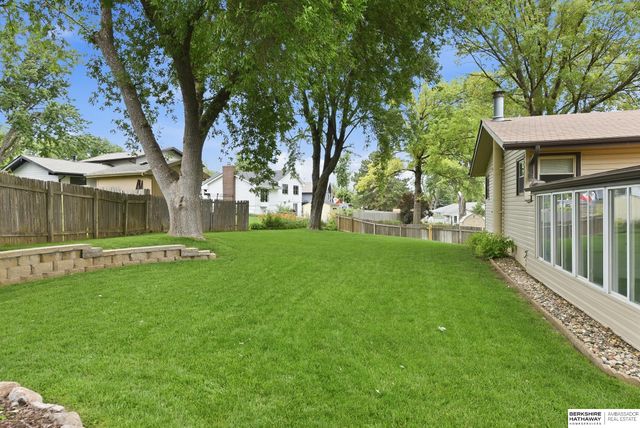 9929 P Circle, Omaha, NE 68127