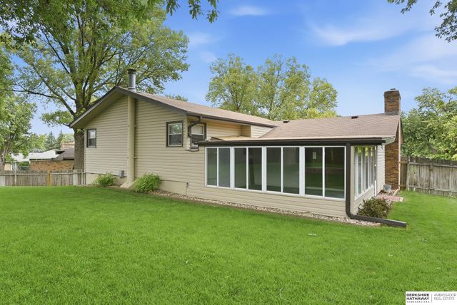 9929 P Circle, Omaha, NE 68127