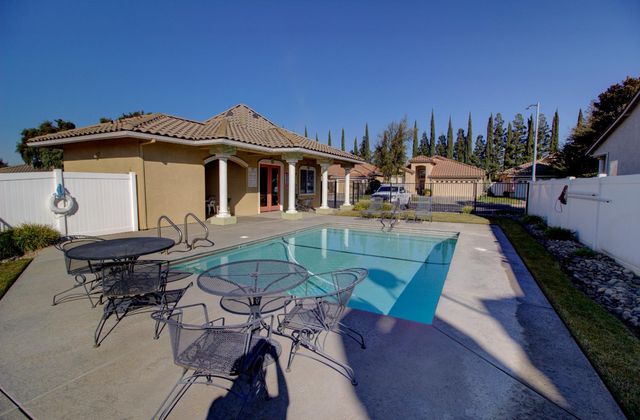 130 Little Johns Creek Dr, Oakdale, CA 95361