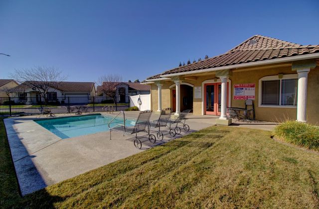 130 Little Johns Creek Dr, Oakdale, CA 95361