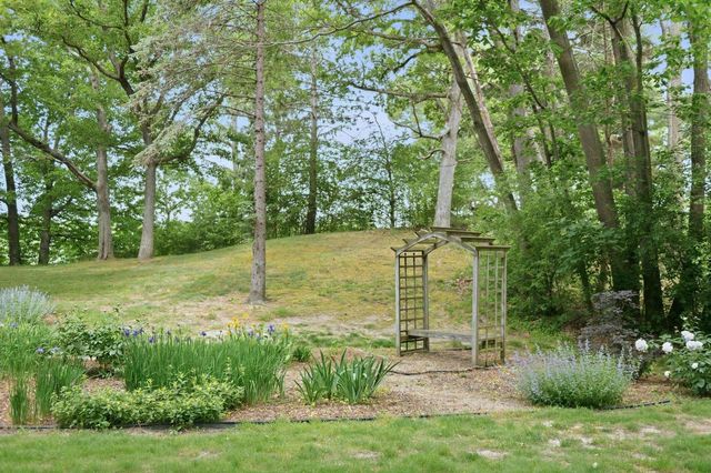 1031 N Genesee Woods DRIVE, Summit, WI 53066