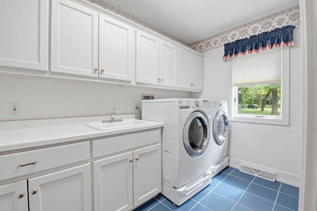 1031 N Genesee Woods DRIVE, Summit, WI 53066