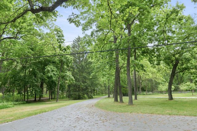 1031 N Genesee Woods DRIVE, Summit, WI 53066