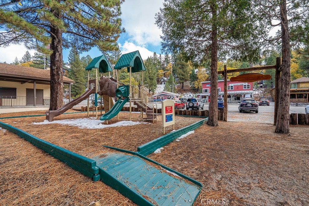 Image 10 of property listing at 33332 Holcomb Creek, Green Valley Lake, CA 92341