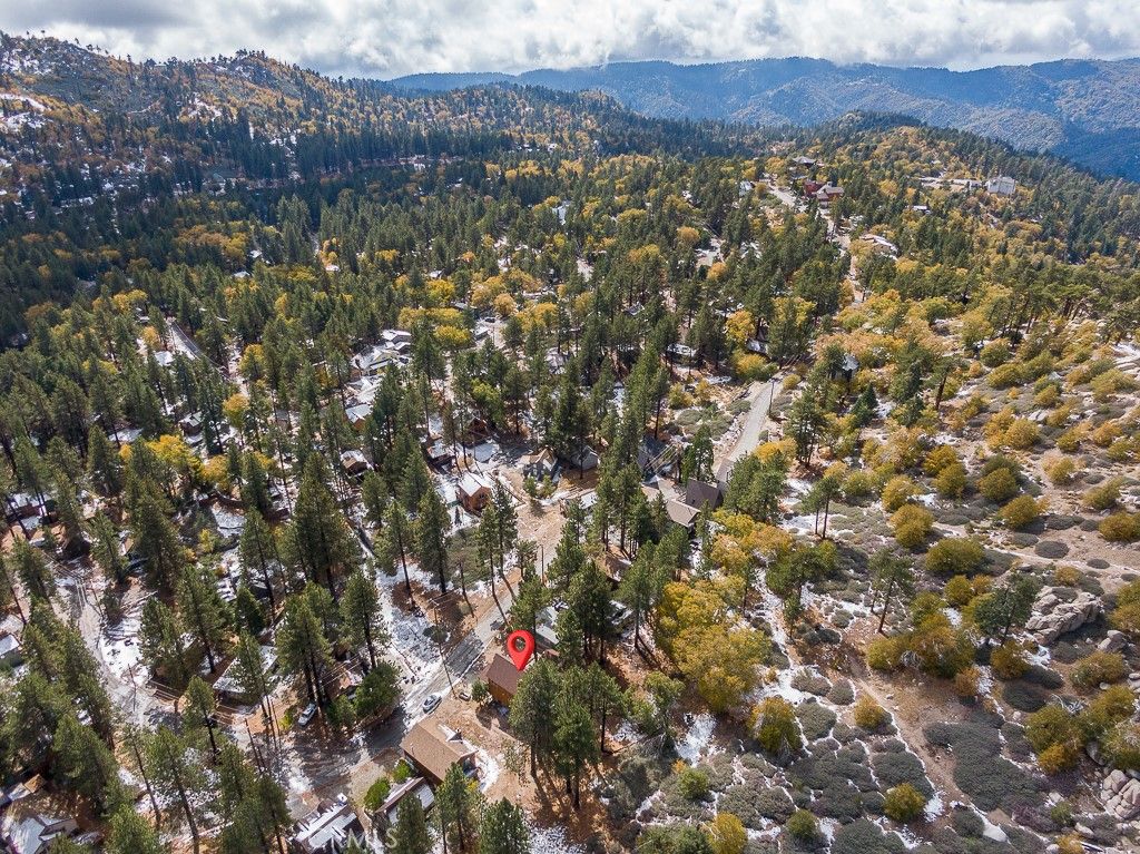 Image 17 of property listing at 33332 Holcomb Creek, Green Valley Lake, CA 92341