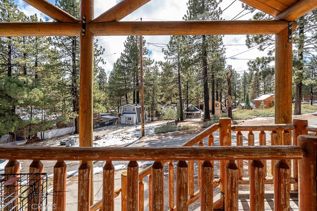 Image 6 of property listing at 33332 Holcomb Creek, Green Valley Lake, CA 92341