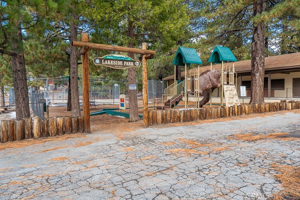 Image 9 of property listing at 33332 Holcomb Creek, Green Valley Lake, CA 92341