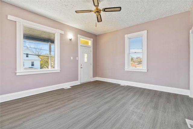 711 9th St, Irwin, PA 15642