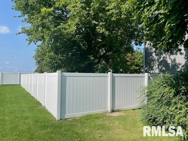 399 W MAIN Street, Williamsville, IL 62693