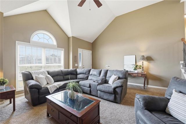 11207 N Summit Street, Kansas City, MO 64155