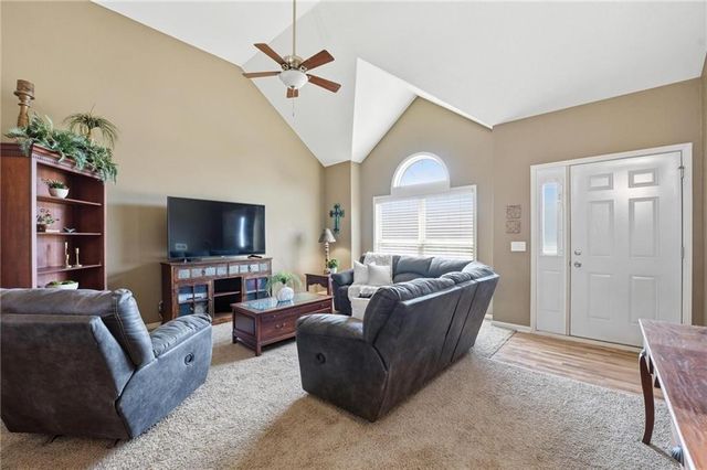 11207 N Summit Street, Kansas City, MO 64155