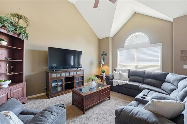 11207 N Summit Street, Kansas City, MO 64155