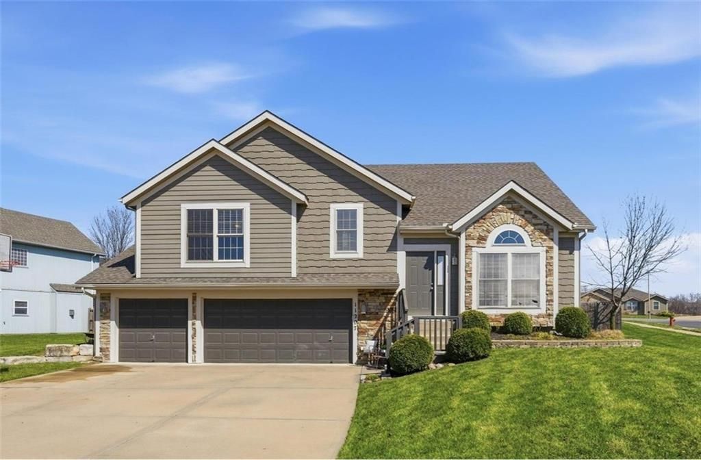 11207 N Summit Street, Kansas City, MO 64155