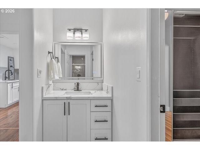 2704 Se 84TH Ave, Portland, OR 97266