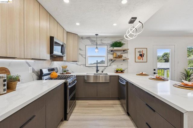 6756 Snake Road, Oakland, CA 94611