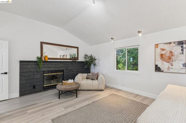 6756 Snake Road, Oakland, CA 94611