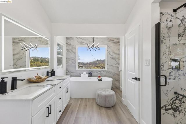 6756 Snake Road, Oakland, CA 94611