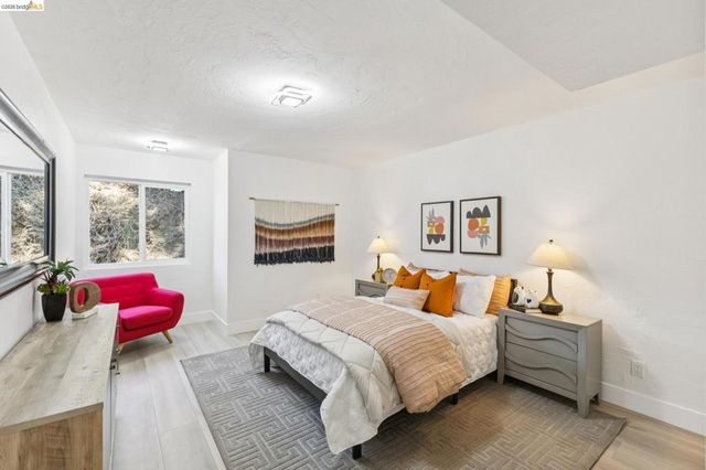6756 Snake Road, Oakland, CA 94611