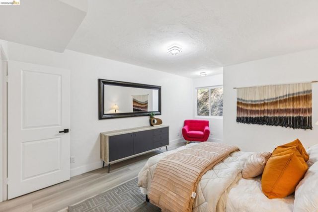 6756 Snake Road, Oakland, CA 94611