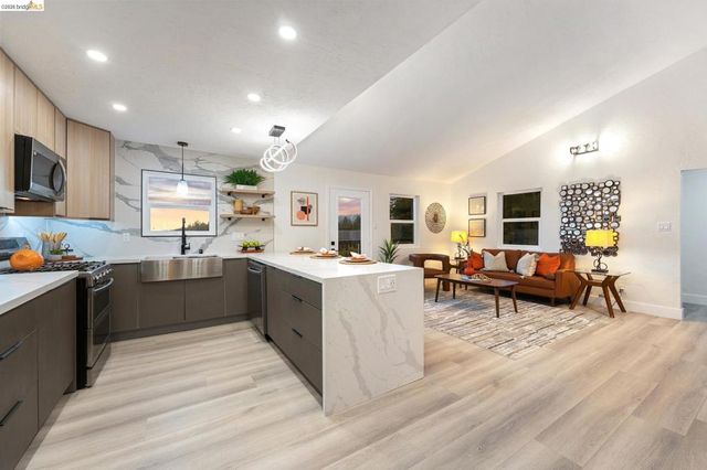 6756 Snake Road, Oakland, CA 94611