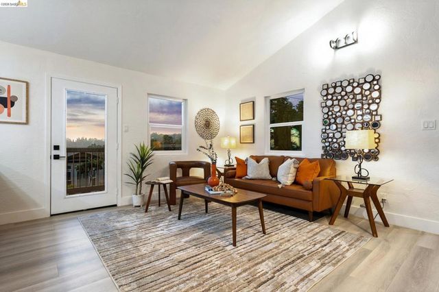 6756 Snake Road, Oakland, CA 94611