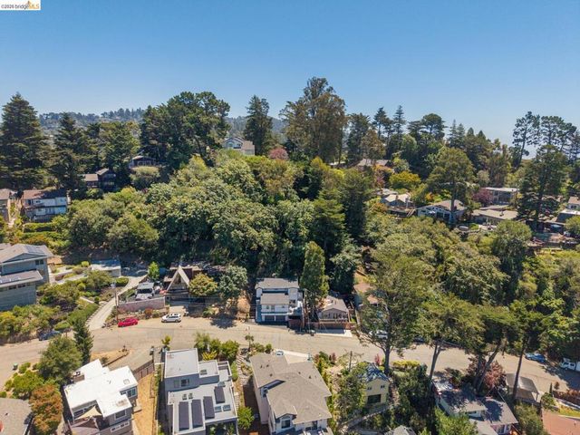 6756 Snake Road, Oakland, CA 94611