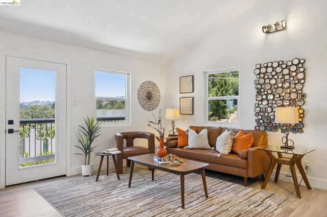 6756 Snake Road, Oakland, CA 94611