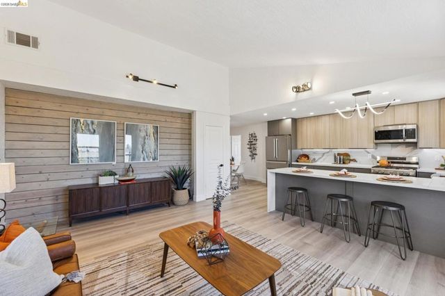 6756 Snake Road, Oakland, CA 94611